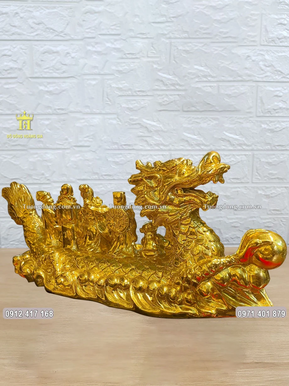 Toàn bộ bề mặt vật phẩm được dát vàng 24K sang trọng